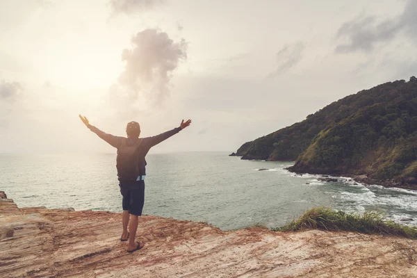 Jóvenes viajeros con mochila disfrutan de la belleza del paisaje marino — Foto de Stock