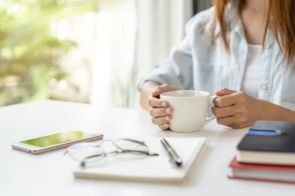 Junge Frau Macht Kaffeepause Und Entspannt Wohnzimmer Während Sie Hause — Stockfoto