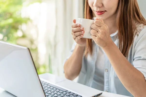 Jovem Mulher Fazendo Uma Pausa Para Café Relaxar Sala Estar — Fotografia de Stock