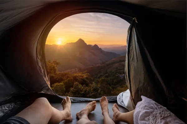 Молодая Пара Лежит Палатке Смотрит Закат Над Горой — стоковое фото