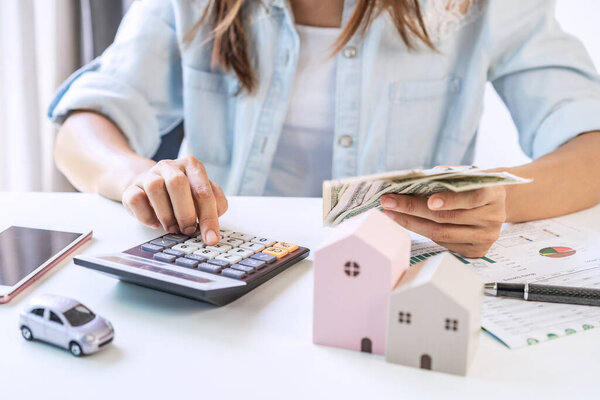 Mujer Joven Estresada Calculando Los Gastos Mensuales Del Hogar Cuota — Foto de Stock