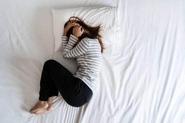 Ensam Ung Kvinna Deprimerad Och Stressad Sängen Negativ Känsla Och — Stockfoto