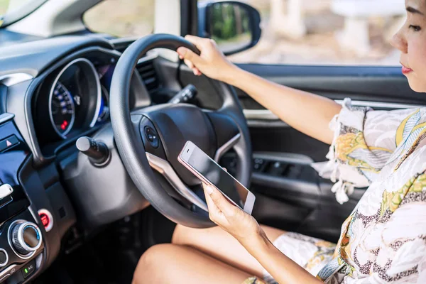 Junge Autofahrerin Benutzt Handy Während Der Fahrt Und Weist Auf — Stockfoto