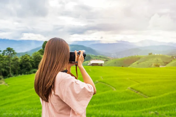 Junge Urlauberin Beim Fotografieren Auf Schönen Grünen Reisterrassen Pong Pieng — Stockfoto