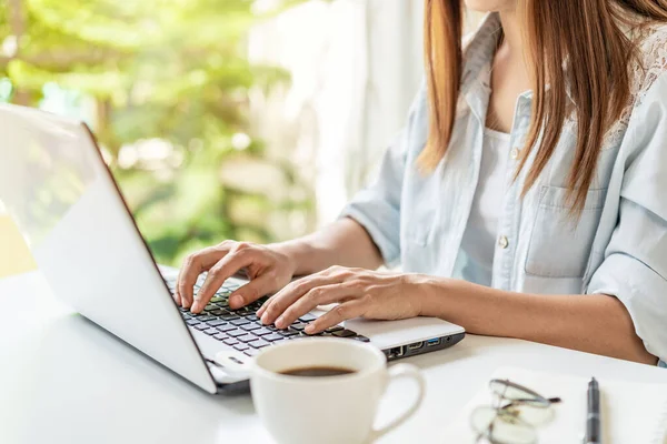 Jovem Com Xícara Café Sentado Sala Estar Trabalhando Laptop Casa — Fotografia de Stock