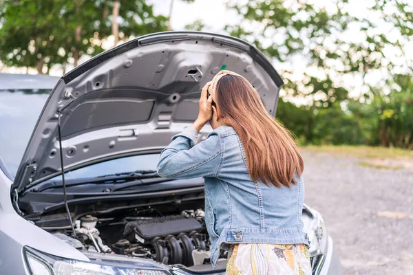 Giovane Donna Stava Avendo Cattivo Guasto Dell Auto Sentiva Frustrato — Foto Stock