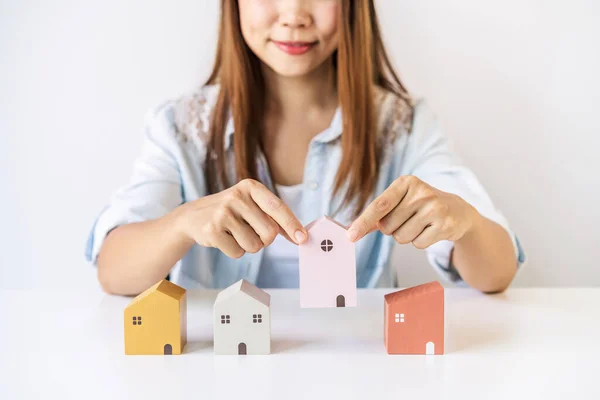 Jonge Vrouw Plant Zoekt Vergelijkingsinformatie Haar Beslissing Een Nieuw Huis — Stockfoto