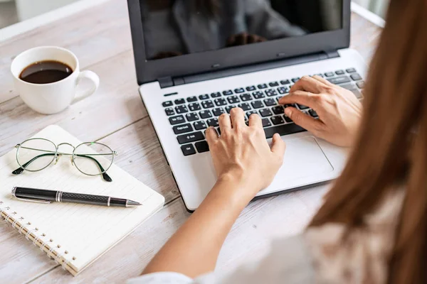 Mladá Žena Šálkem Kávy Sedí Obývacím Pokoji Pracuje Notebooku Doma — Stock fotografie