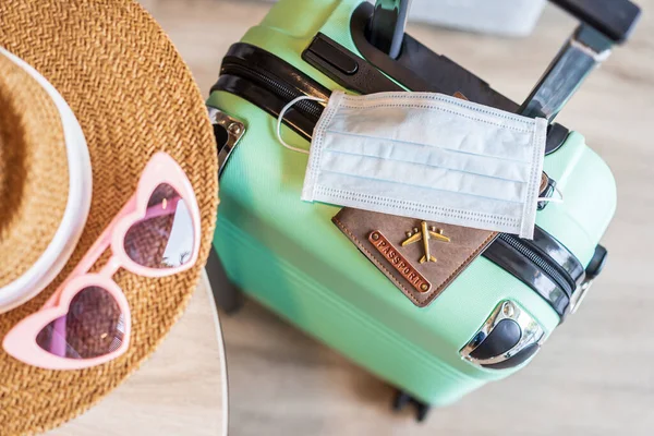 Medische Masker Met Paspoort Bagage Voor Bereiden Een Nieuwe Normale — Stockfoto