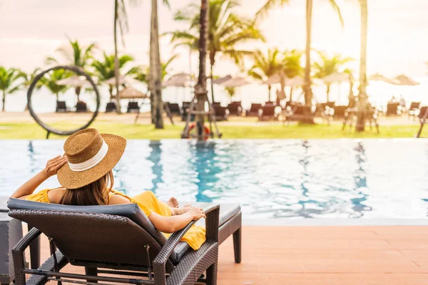 Young Woman Traveler Relaxing Enjoying Sunset Tropical Resort Pool While — Stock Photo, Image