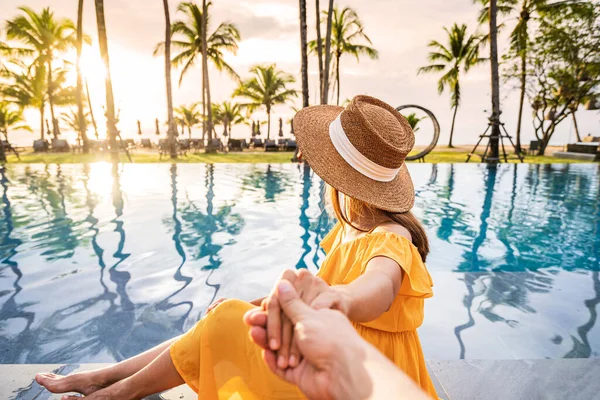 Junge Paare Entspannen Sich Und Genießen Den Sonnenuntergang Pool Eines — Stockfoto