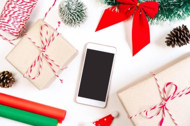 Beyaz arkaplanda Noel şenliği ve dekorasyon ve kopya alanı, Üst Görünüm
