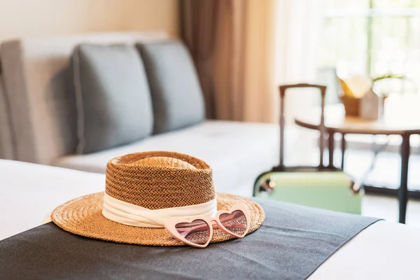 Kapelusz Okulary Przeciwsłoneczne Bagażem Pokoju Hotelowym Pojęcie Podróży — Zdjęcie stockowe