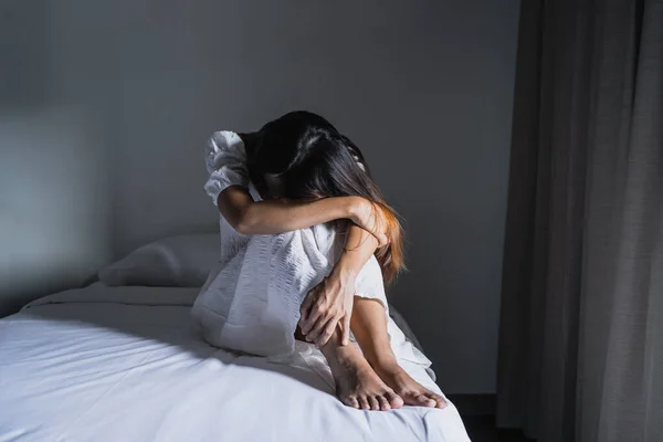 Одинокая Молодая Женщина Испытывает Депрессию Стресс Сидя Темной Спальне Негативные — стоковое фото