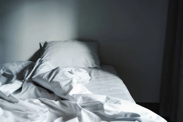 Blankets Crumpled Mattress Empty Dark Bedroom — Stock Photo, Image