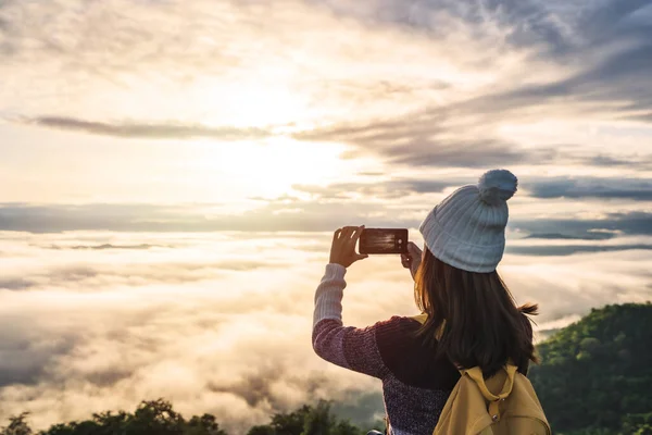 Młoda Kobieta Podróżnik Pomocą Smartfona Podejmowania Piękny Wschód Słońca Morze — Zdjęcie stockowe
