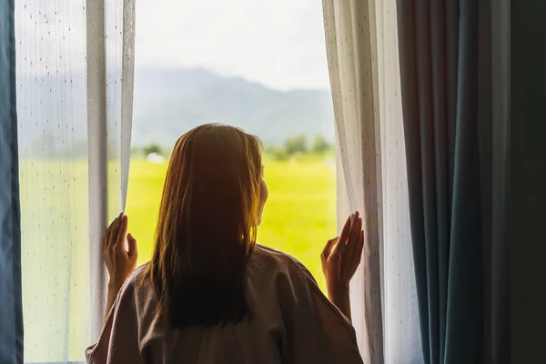 Genç Bir Kadın Sabah Perdeleri Açıyor Pencereden Bakıyor — Stok fotoğraf