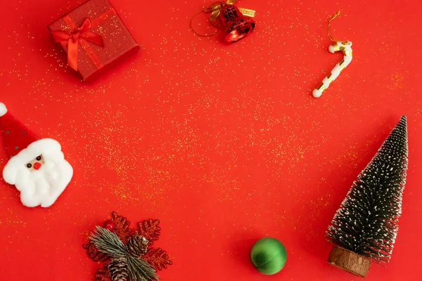 Noël Festive Décoration Sur Fond Rouge Avec Des Paillettes Espace — Photo
