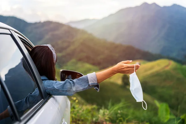 Junge Frau Zieht Chirurgenmaske Und Sieht Beim Autofahren Urlaub Wunderschön — Stockfoto