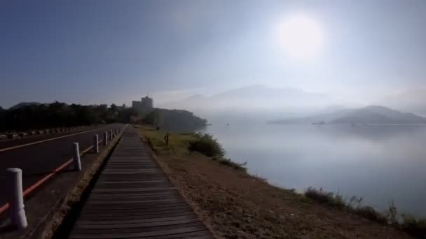 Junge Frau Radelt Auf Dem Sun Moon Lake Radweg Travel — Stockvideo