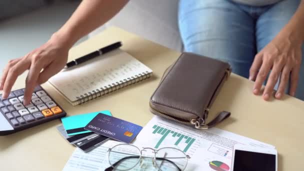 Mujer Joven Estresada Calculando Los Gastos Mensuales Del Hogar Impuestos — Vídeos de Stock