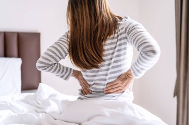 Sabahları sırt ağrısı çeken bir kadın, sağlık sigortası ve sorun konsepti.