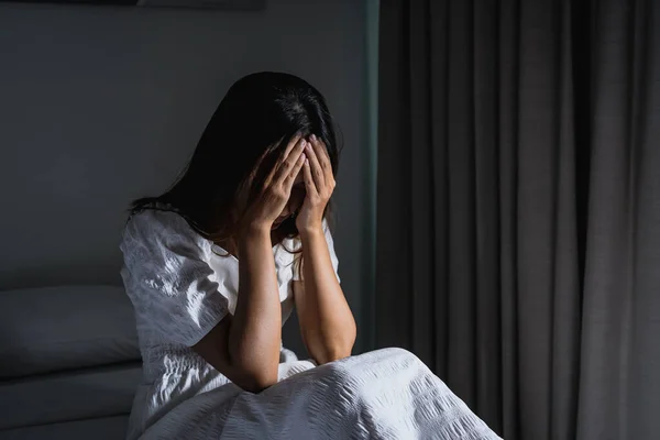 Одинокая Молодая Женщина Испытывает Депрессию Стресс Сидя Темной Спальне Негативные — стоковое фото