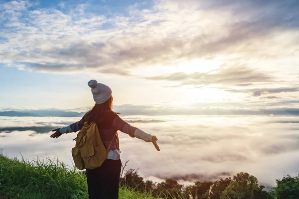 Junge Reisende Mit Blick Auf Den Sonnenaufgang Und Das Nebelmeer — Stockfoto