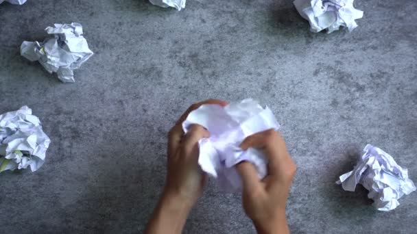 背景に折り目のついた紙玉を持つ手 創造性の問題の概念 — ストック動画