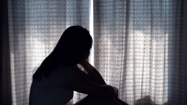 Одинокая Молодая Женщина Чувствует Депрессию Стресс Сидя Головой Руках Темной — стоковое видео