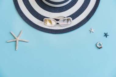 Fotokopi alanı ve yaz tatili konseptiyle renk arkaplan üzerindeki seyahat aksesuarları