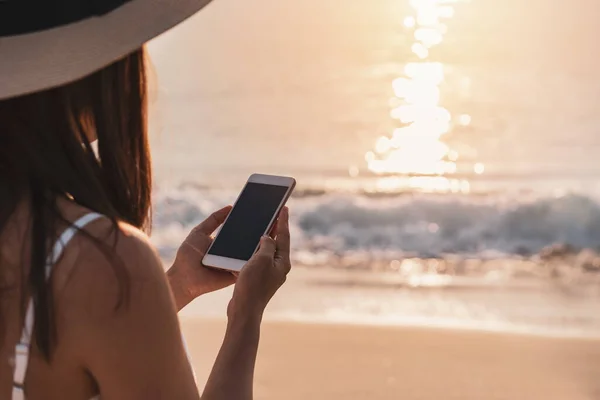 Молода Жінка Мандрівник Використовуючи Мобільний Телефон Тропічному Пляжі Під Час — стокове фото