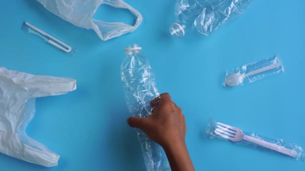 Ręcznie Zgniatać Plastikową Butelkę Odpadami Tworzyw Sztucznych — Wideo stockowe