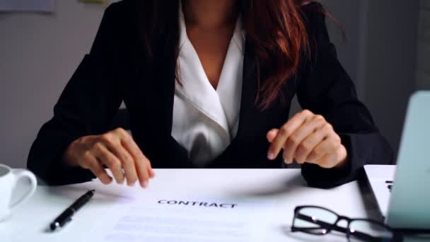 Geschäftsfrau Zerreißt Vertrag Ihrem Büro Vertragsbruch — Stockvideo
