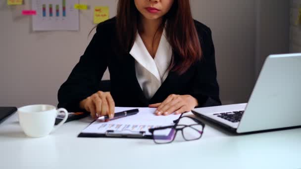 Mulher Negócios Estressada Que Sofre Dor Nas Costas Conceito Síndrome — Vídeo de Stock