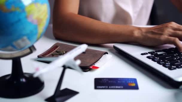 Ung Kvinde Holder Kreditkort Planlægning Ferie Tur Med Laptop Rejseplanlægning – Stock-video