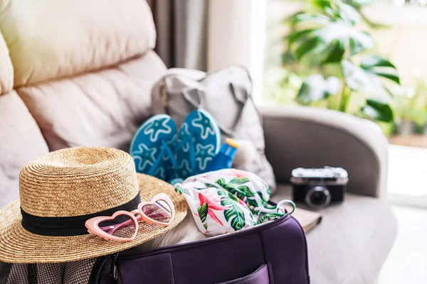 Young Asian Woman Traveler Preparing Summer Vacation Travel Concept — Stock Photo, Image