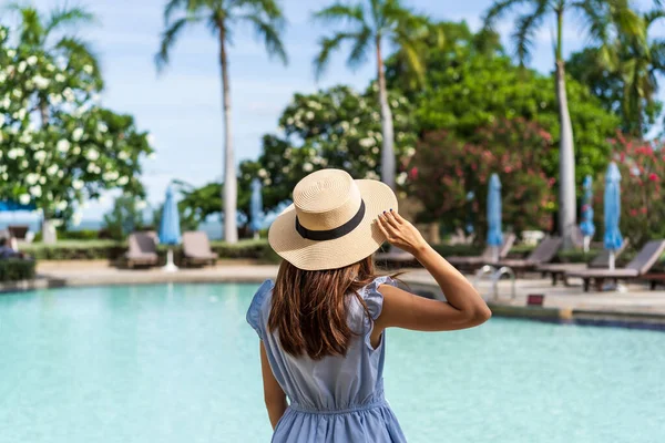 Young Woman Traveler Enjoying Summer Vacation Swimming Pool Tropical Resort — Stock Photo, Image