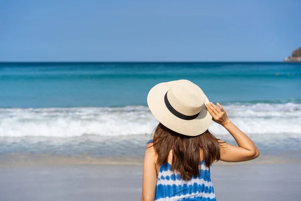 Young Woman Traveler Enjoying Summer Vacation Tropical Sand Beach — Stock Photo, Image