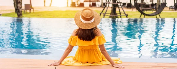 Young Woman Traveler Relaxing Enjoying Sunset Tropical Resort Pool While — Stock Photo, Image