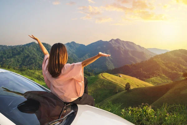 Junge Frau Reisenden Sitzt Auf Einem Auto Und Beobachtet Eine — Stockfoto