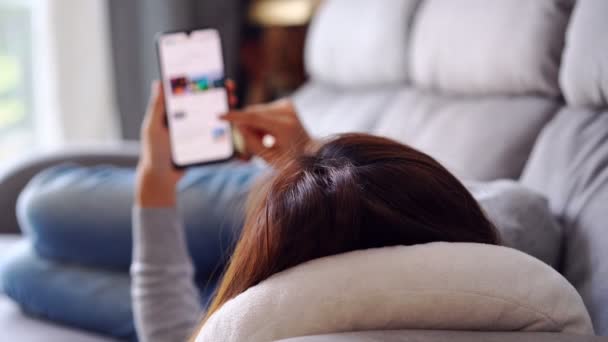 Mujer Joven Acostada Sofá Sala Estar Usando Teléfono Celular Casa — Vídeos de Stock