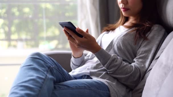 Mujer Joven Sentada Sofá Sala Estar Usando Teléfono Celular Casa — Vídeos de Stock