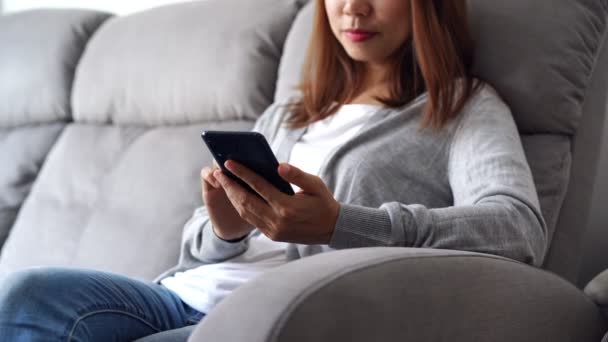 Mujer Joven Acostada Sofá Sala Estar Usando Teléfono Celular Casa — Vídeos de Stock