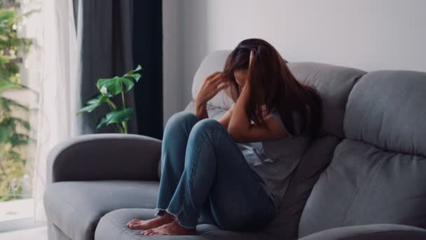 Einsame Junge Asiatin Fällt Deprimiert Und Gestresst Heimischen Wohnzimmer Negative — Stockvideo