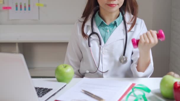 Ernährungsberater Berät Patienten Mit Gesundem Obst Und Gemüse Richtige Ernährung — Stockvideo