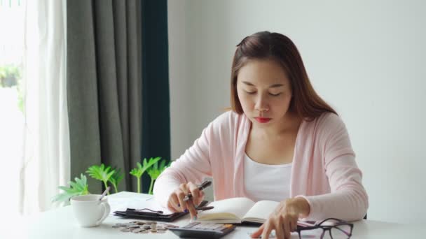 Mujer Joven Estresada Calculando Los Gastos Mensuales Del Hogar Impuestos — Vídeos de Stock