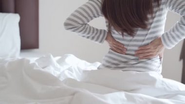 Sabahları sırt ağrısı çeken bir kadın, sağlık sigortası ve sorun konsepti.