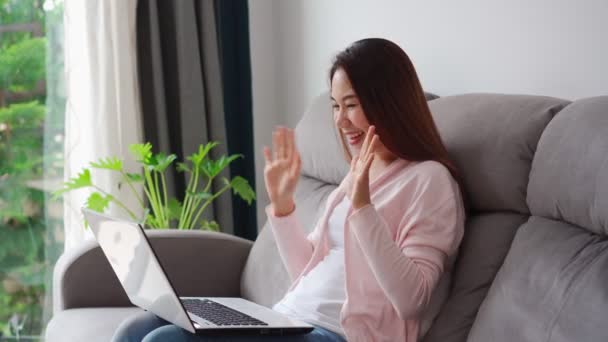 Mladá Žena Pozdrav Videohovoru Posezení Pohovce Obývacím Pokoji Doma — Stock video