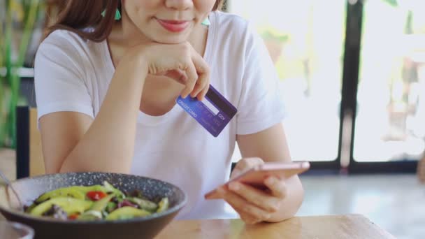 Młoda Azjatka Posiadająca Kartę Kredytową Korzystająca Smartfona Dokonywania Zakupów Online — Wideo stockowe